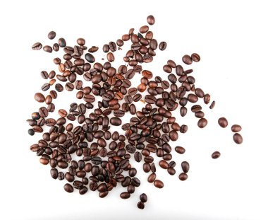 Beyaz arka planda izole kahve çekirdekleri