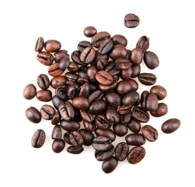 Beyaz arka planda izole kahve çekirdekleri