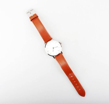 Gri arka plan üzerinde şık izle