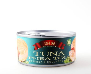 Ahyolu, Bulgaristan - 01 Mart 2019: Beyaz zemin üzerine izole konserve ton balığı.