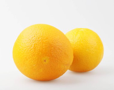 Olgun turuncu beyaz arka planda izole