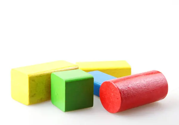 Beyaz Arkaplana Karşı Renkli Oyuncak Bloklarının Stüdyo Çekimi — Stok fotoğraf
