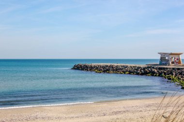 Ahyolu, Bulgaristan - 02 Mart 2019: Bahar yürüyüşte şehrin merkezi bölümü üzerinden.
