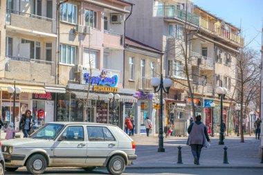 Ahyolu, Bulgaristan - 02 Mart 2019: Bahar yürüyüşte şehrin merkezi bölümü üzerinden.