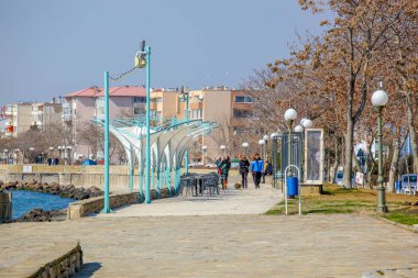 Ahyolu, Bulgaristan - 02 Mart 2019: Bahar yürüyüşte şehrin merkezi bölümü üzerinden.