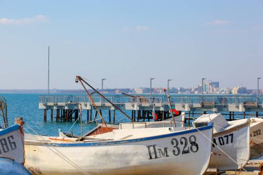 Ahyolu, Bulgaristan - 02 Mart 2019: Bahar yürüyüşte şehrin merkezi bölümü üzerinden.