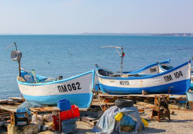 Ahyolu, Bulgaristan - 02 Mart 2019: Bahar yürüyüşte şehrin merkezi bölümü üzerinden.