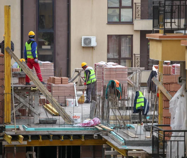 Pomorie Bulgaria Marzo 2019 Albañil Preparando Colocación Ladrillos Pared — Foto de Stock