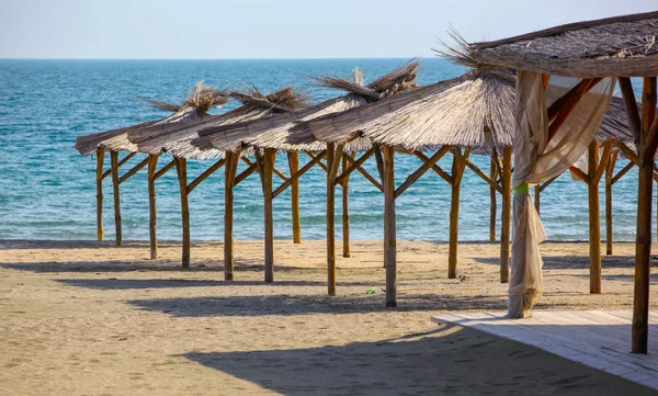 Esernyők Homokban Üres Strandon — Stock Fotó