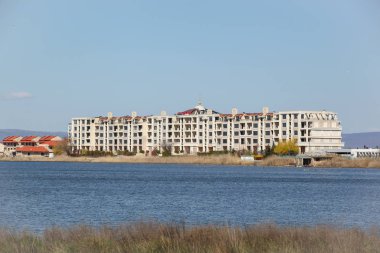 Pomorie, Bulgaristan - 28 Mart 2019: Güzel Pomorie Gölü.
