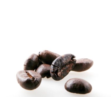 Beyaz arka plan karşı kavrulmuş kahve fasulye