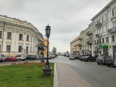 Odessa, Ukrayna - 30 Aralık 2017: Deniz Kenti 'nin merkezinde kış yürüyüşü.