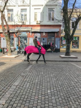 Odessa, Ukrayna - 30 Aralık 2017: Deniz Kenti 'nin merkezinde kış yürüyüşü.