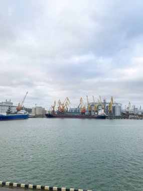 Odessa, Ukrayna - 30 Aralık 2017: Odessa Limanı. Odessa Limanı, Ukrayna'nın en büyük limanı ve Karadeniz havzasının en büyük limanlarından biridir..