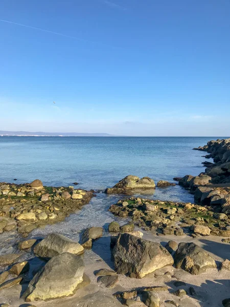 Pemandangan Laut Terhadap Langit Biru Dan Sinar Matahari — Stok Foto