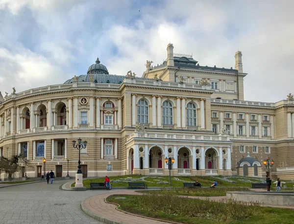 乌克兰敖德萨 2017年11月17日 敖德萨国家歌剧和芭蕾舞剧学术剧场 — 图库照片