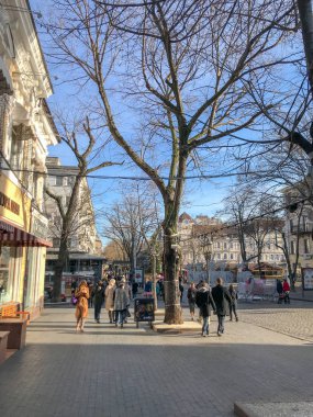 Odessa, Ukrayna - 30 Aralık 2017: Deniz Kenti 'nin merkezinde kış yürüyüşü.