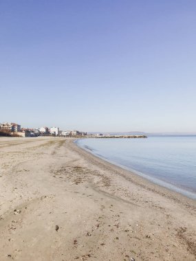 Berrak Mavi Gökyüzü ve Güneş ışığına Karşı Deniz Manzara Görünümü