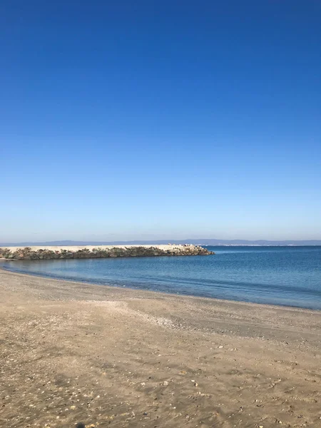 Мальовничий Вид Море Проти Чисте Синє Небо Сонячне Світло — стокове фото