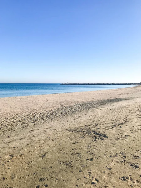 澄んだ青空と日差しに対する海の景色 — ストック写真