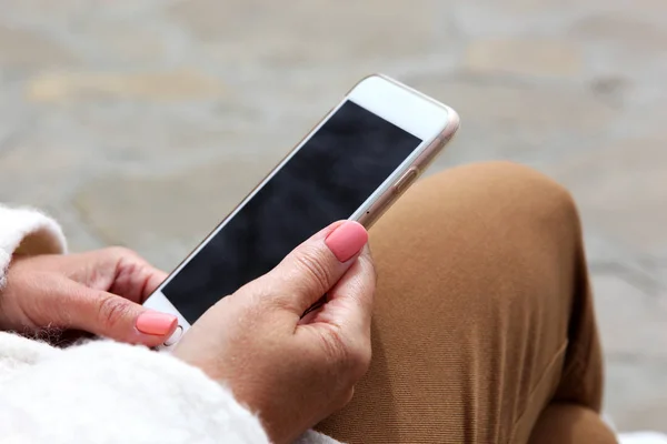 Chica Joven Utiliza Teléfono Celular Para Comprobar Correo Electrónico — Foto de Stock