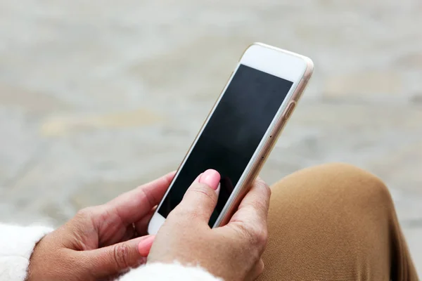 Ung Flicka Använder Sin Mobiltelefon För Att Kontrollera Din Post — Stockfoto