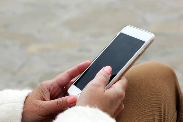 Chica Joven Utiliza Teléfono Celular Para Comprobar Correo Electrónico — Foto de Stock