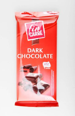 Fin Carr Çikolata (100g) Beyaz Arka Plan Karşı.