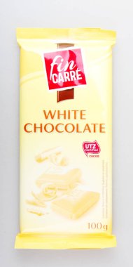 Fin Carr Çikolata (100g) Beyaz Arka Plan Karşı.
