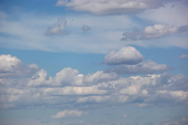 Шот Белых Облаков Голубом Небе — стоковое фото