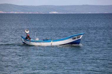 Pomorie, Bulgaristan - 01 Mayıs 2019: Denizde balıkçı teknesi.