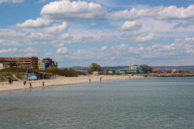 Pomorie, Bulgaristan - 01 Mayıs 2019: Yeni Sahil Sezonu Öncesi Plajı Temizlemek.