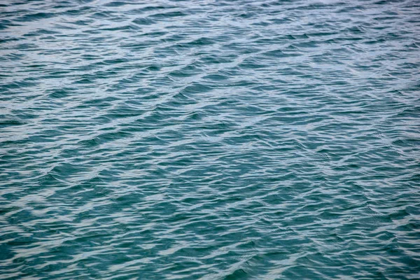 Wellen Auf Blauer Wasseroberfläche — Stockfoto