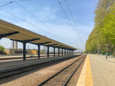 Burgaz, Bulgaristan - 02 Mayıs 2019: Şehir Merkezinde Boş Tren İstasyonu.