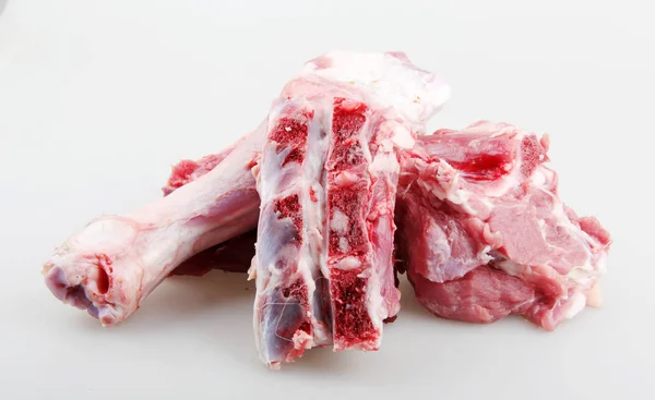 Färskt Kött Mot Vit Bakgrund — Stockfoto