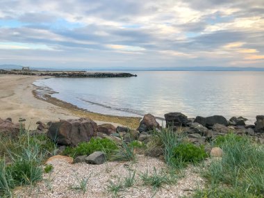 Bulgaristan 'ın Pomorie kentindeki Güzel Sahil ve İnanılmaz Deniz.
