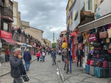 Edirne, Türkiye - 24 Mayıs 2019: Şehir merkezindeki Cuma Pazarına İnsanlar Katılıyor.
