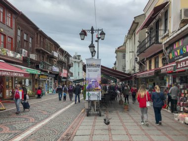 Edirne, Türkiye - 24 Mayıs 2019: Şehir merkezindeki Cuma Pazarına İnsanlar Katılıyor.
