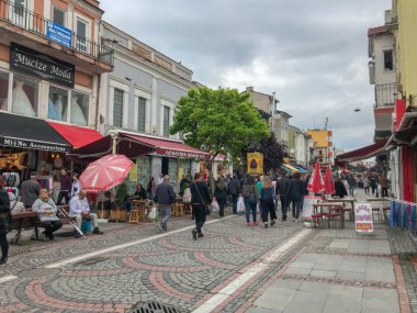 Edirne, Türkiye - 24 Mayıs 2019: Şehir merkezindeki Cuma Pazarına İnsanlar Katılıyor.