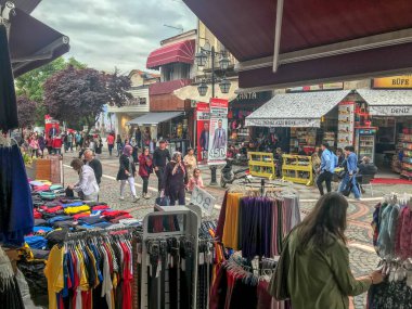 Edirne, Türkiye - 24 Mayıs 2019: Şehir merkezindeki Cuma Pazarına İnsanlar Katılıyor.