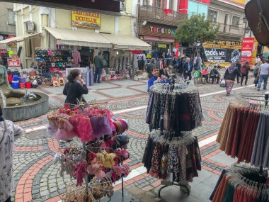 Edirne, Türkiye - 24 Mayıs 2019: Şehir merkezindeki Cuma Pazarına İnsanlar Katılıyor.
