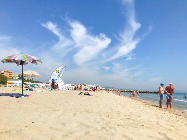 Pomorie, Bulgaristan - 05 Haziran 2019: Sahilde Dinlenen Ler.