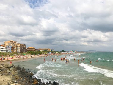 Pomorie, Bulgaristan - 12 Haziran 2019: Sahilde Dinlenen Ler.
