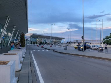 Sofya, Bulgaristan - 09 Haziran 2019: Sofya Havaalanı'nın dış cephesi. 
