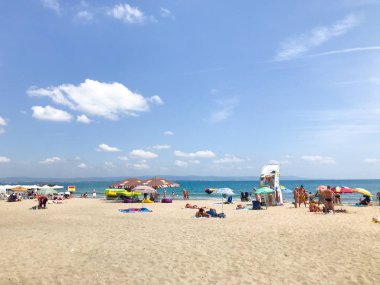 Pomorie, Bulgaristan - 12 Haziran 2019: Sahilde Dinlenen Ler.