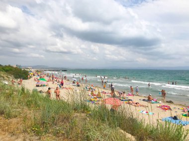 Pomorie, Bulgaristan - 12 Haziran 2019: Sahilde Dinlenen Ler.