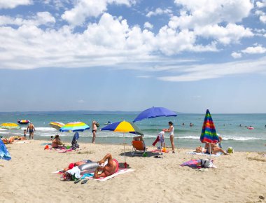 Pomorie, Bulgaristan - 12 Haziran 2019: Sahilde Dinlenen Ler.