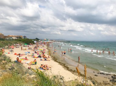 Pomorie, Bulgaristan - 12 Haziran 2019: Sahilde Dinlenen Ler.