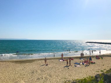 Pomorie, Bulgaristan - 12 Haziran 2019: Sahilde Dinlenen Ler.