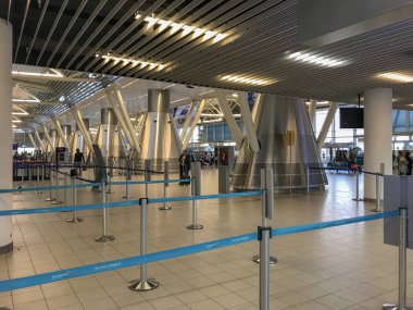 Sofya, Bulgaristan - 09 Haziran 2019: Sofya Havaalanı Terminal 2'de yürüyen yolcular. 